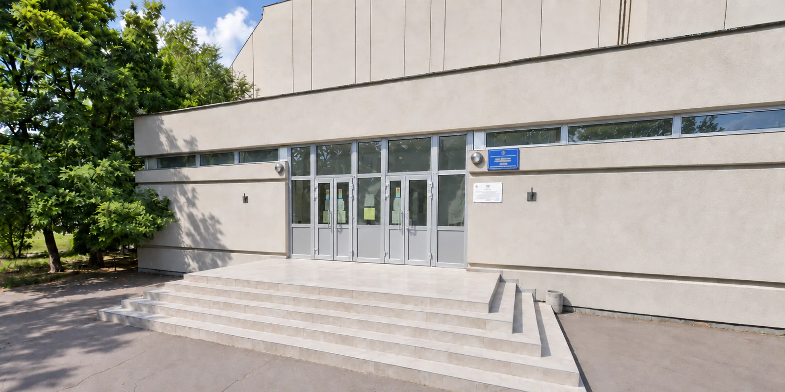 Вхід для глядачів до СК УДХТУ — сходи до центральних дверей спорткомплексу